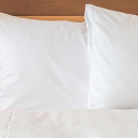 Holiday Inn Gurugram Sector 90 By Ihg Гургаон Экстерьер фото Two pillows on a bed