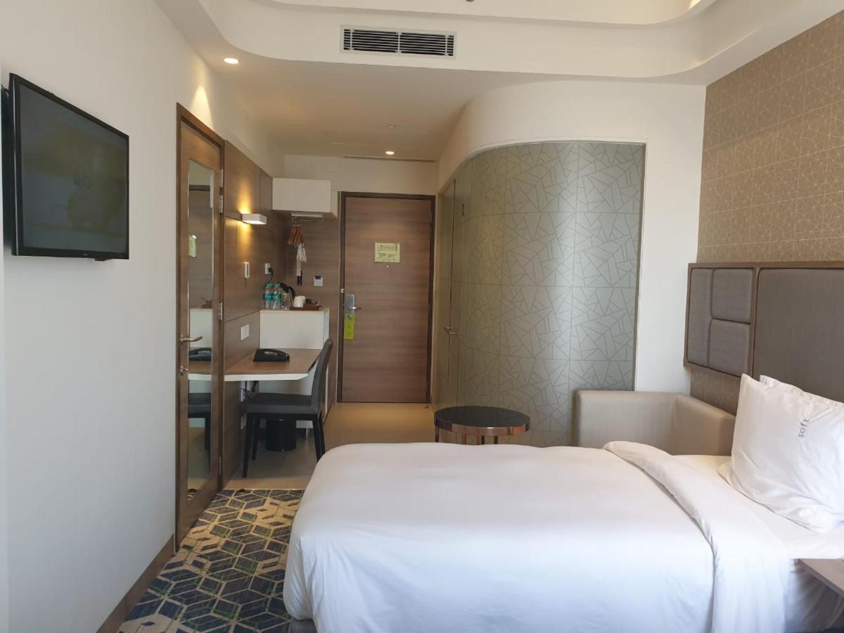 Holiday Inn Gurugram Sector 90 By Ihg Гургаон Экстерьер фото A room at the hotel