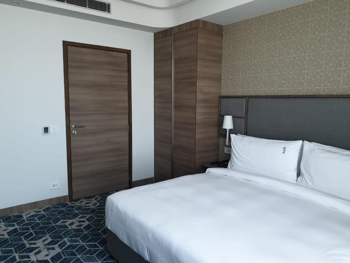 Holiday Inn Gurugram Sector 90 By Ihg Гургаон Экстерьер фото A bedroom at the hotel