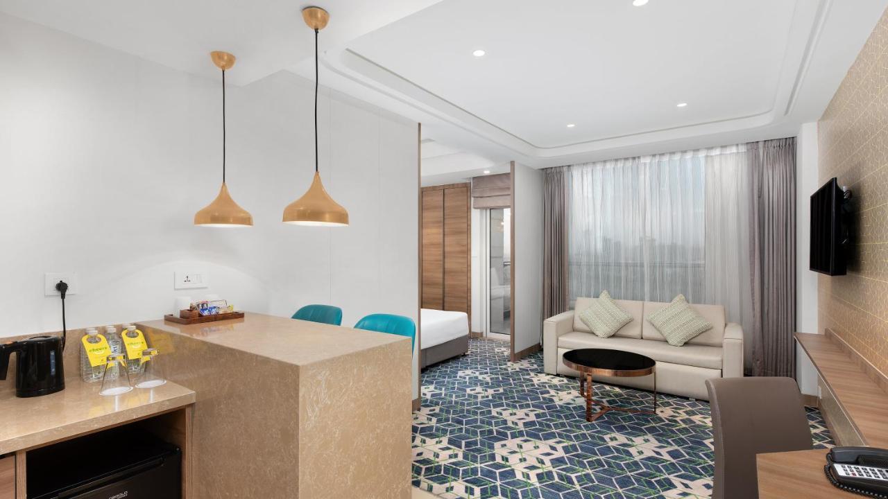 Holiday Inn Gurugram Sector 90 By Ihg Гургаон Экстерьер фото