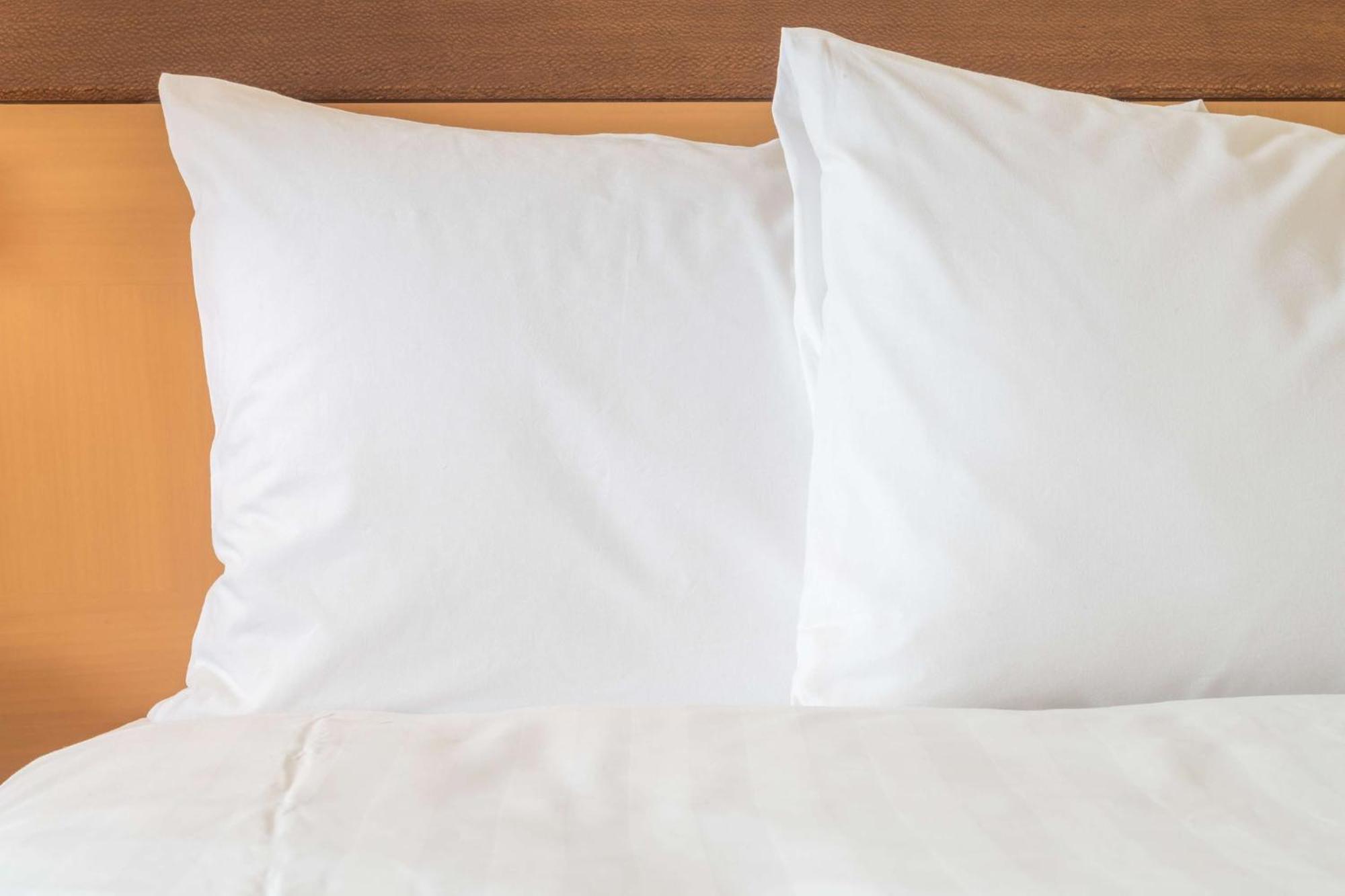 Holiday Inn Gurugram Sector 90 By Ihg Гургаон Экстерьер фото Two pillows on a bed
