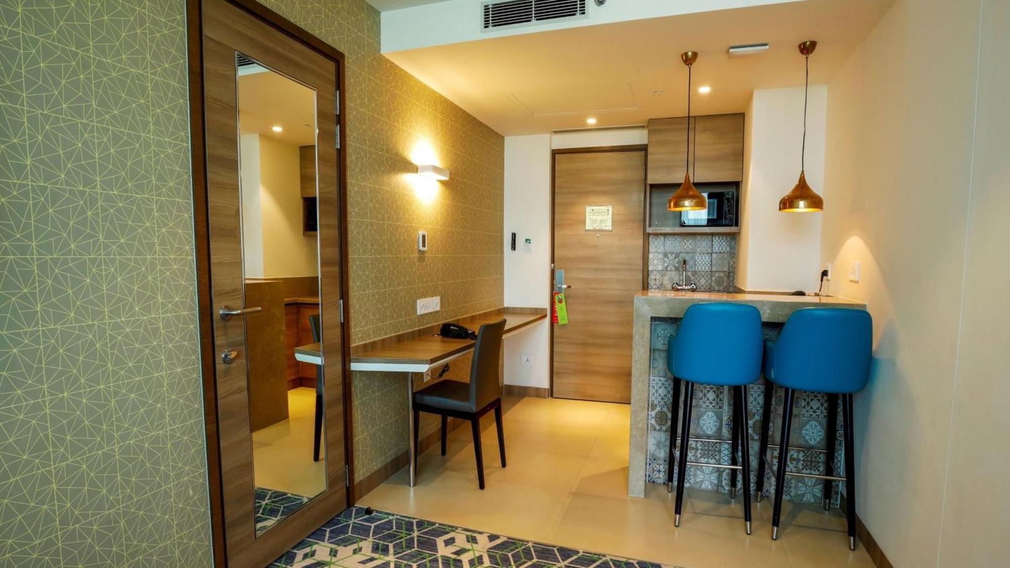 Holiday Inn Gurugram Sector 90 By Ihg Гургаон Экстерьер фото A kitchenette in a hotel room