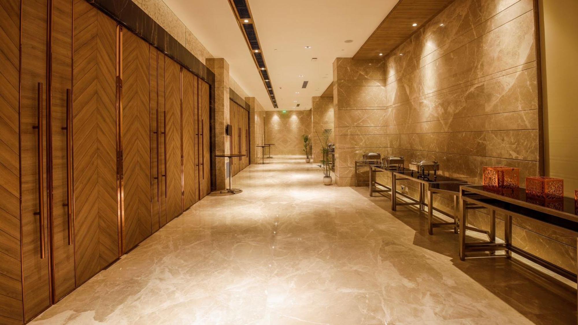 Holiday Inn Gurugram Sector 90 By Ihg Гургаон Экстерьер фото The interior of the hotel