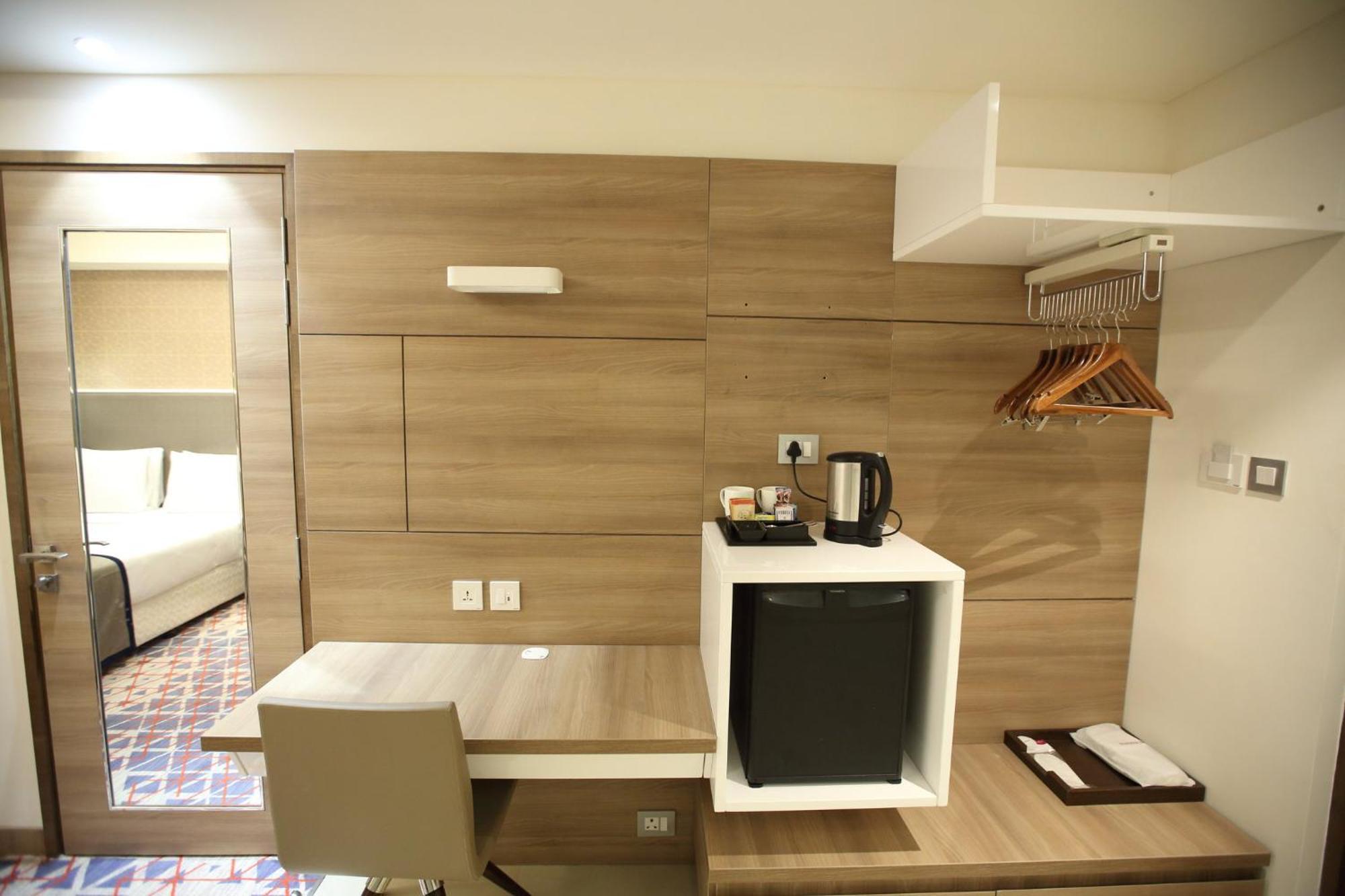 Holiday Inn Gurugram Sector 90 By Ihg Гургаон Экстерьер фото