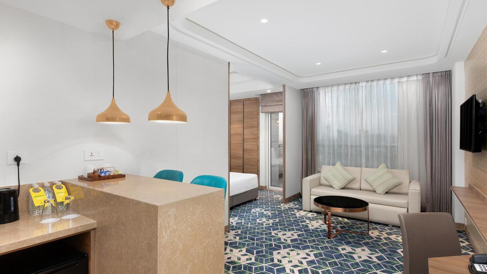 Holiday Inn Gurugram Sector 90 By Ihg Гургаон Экстерьер фото A suite at the hotel