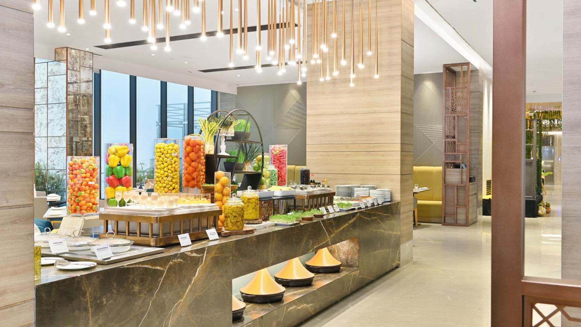 Holiday Inn Gurugram Sector 90 By Ihg Гургаон Экстерьер фото The buffet at the hotel