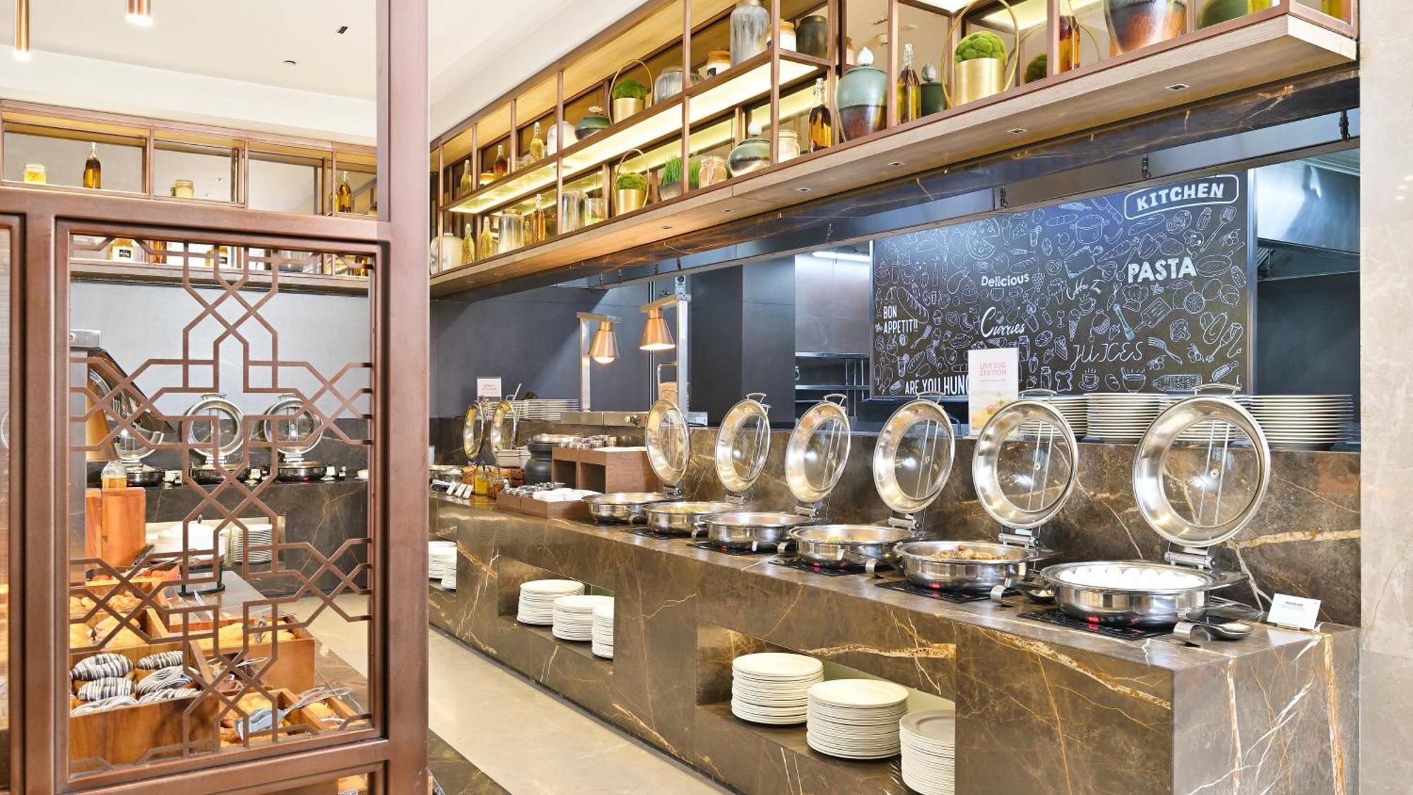 Holiday Inn Gurugram Sector 90 By Ihg Гургаон Экстерьер фото The buffet at the hotel